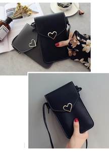 Détail de mini sacs à bandoulière pour téléphone avec boucle cœur dorée et coutures