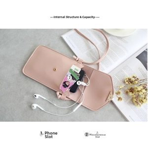 Détail d'un sac téléphone rose en similicuir avec compartiments internes et rabat fermoir
