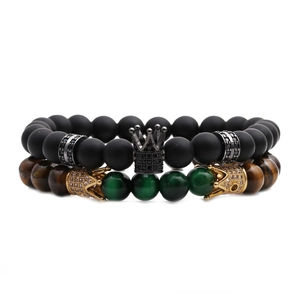 Details des Perlenarmband-Sets mit Tigerauge, mattschwarzen Perlen und Kronen-Anhängern