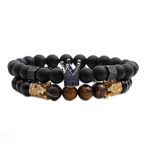 Tigerauge und matt schwarzes Perlenarmband-Set mit Krone für Herren auf Weiß