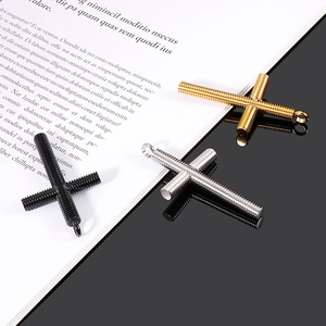 Detailaufnahme von gold silber und schwarz Spiral Kreuz Anhängern auf dunklem Grund