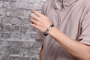Détail d'un bracelet pour homme en cuir tressé noir avec maillons en acier inoxydable