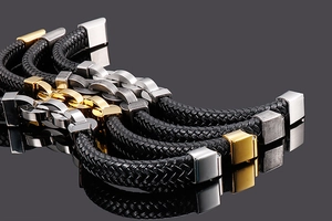 Vue détaillée de bracelets en cuir tressé avec des fermoirs en acier or, argent et noir