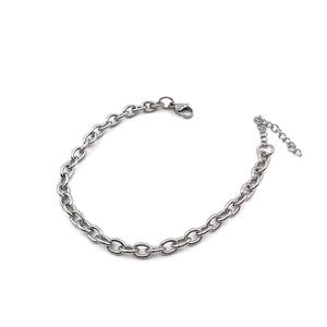 Detail eines Edelstahl-Gliederarmbands in Silber mit Karabinerverschluss und Verlängerung