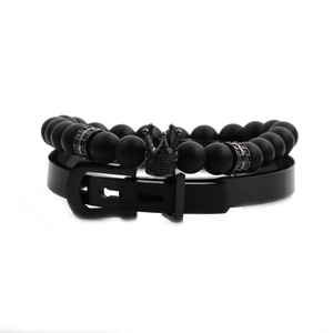 Nahaufnahme von Herrenarmband-Set mit matt schwarzen Perlen, Krone und Schnalle