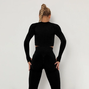 Dettaglio del set yoga nero senza cuciture in maglia elastica con design modellante per il corpo