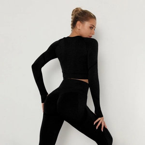 Dettaglio ravvicinato della trama in maglia senza cuciture e modellante del top yoga nero