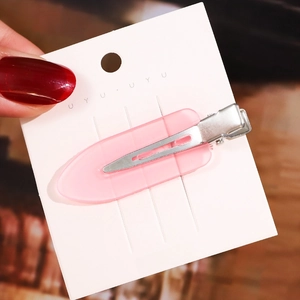 Nahaufnahme der rosa transparenten Haarspange mit silbernem Metallclip zum Stylen