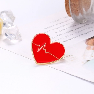 Broche stéthoscope cœur rouge émaillé avec ligne ECG dorée pour tailleurs chic