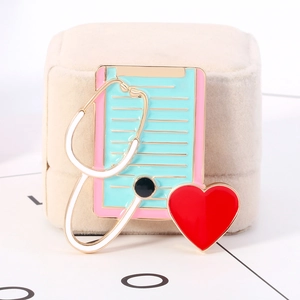 Détail d'une broche médicale avec stéthoscope et cœur sur un écrin à bijoux