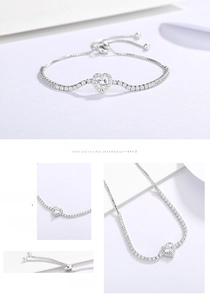 Detalle del cierre deslizante ajustable y el cristal de corazón en la pulsera de plata