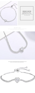 Detalle macro de pulsera de corazón en plata 925 con piedras de circonita brillantes