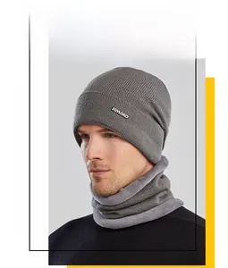 Détail de l'ensemble bonnet et tour de cou en maille grise avec doublure peluche