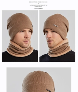 Détail de l'ensemble en tricot avec doublure en peluche et étiquette sur bonnet et écharpe