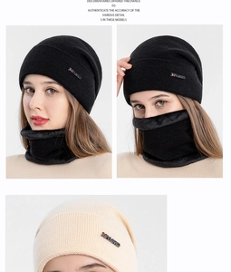 Détail de l'ensemble bonnet en maille doublé polaire et tour de cou noir et beige
