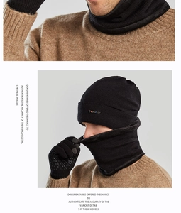 Détail d'un ensemble bonnet tricoté d'hiver avec gants tactiles et cache-col assorti