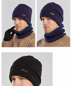 Détail du bonnet et de l'écharpe en tricot avec logo JOYLORD et doublure polaire chaude