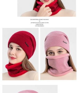 Détails du tricot de l'ensemble bonnet d'hiver et cache-col en rouge foncé et rose doux