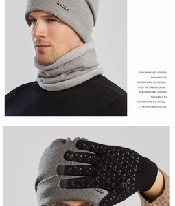 Détail d'un ensemble d'hiver avec bonnet gris tricoté, tour de cou et gants tactiles