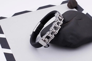 Détail du bracelet en cuir tressé pour homme avec maillons de chaîne en acier inoxydable