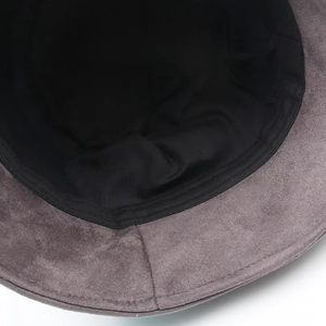 Detalle de la textura de gamuza gris y del forro negro interior de este sombrero bucket