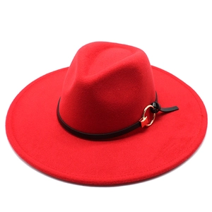 Klassischer roter Wollfilzhut mit breiter Krempe, schwarzem Band und Gold-Schnalle