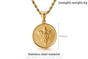 Détail du pendentif ange de 24mm en acier inoxydable doré au design martelé