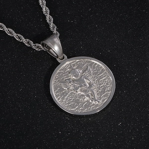 Vue rapprochée du pendentif ange argenté sur une chaîne torsadée en acier inoxydable poli