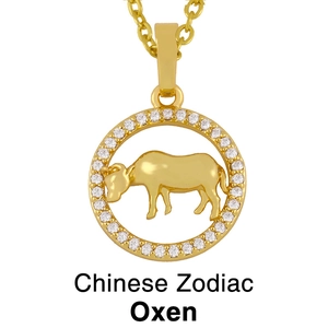 Makroaufnahme des goldenen Ochsen-Sternzeichen-Anhängers mit Strasssteinen und feiner Kette