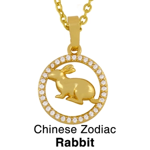 Makroaufnahme des chinesischen Tierkreiszeichen-Hase-Anhängers mit Goldfinish