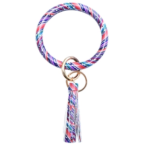 Kleurrijke gestreepte lederen armband sleutelhanger met boheemse kwast en gouden ring