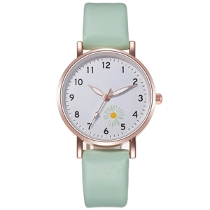 Dettaglio dell'orologio con cinturino verde menta, motivo a margherita e quadrante bianco
