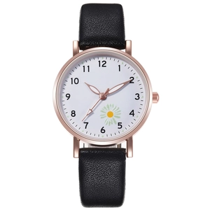 Dettaglio della cassa in oro rosa e quadrante bianco con margherita e numeri neri