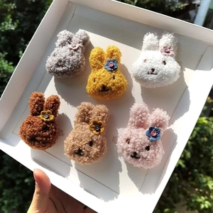 Set mit 6 bunten Plüsch-Häschen Accessoires mit Häkelblumen für DIY Bastelarbeiten