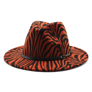 Cappello fedora arancione classico con motivo zebrato nero e fascia decorativa in pelle