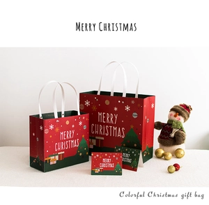 Vista detallada de bolsas de regalo navideñas de papel rojo con tarjetas y accesorios.