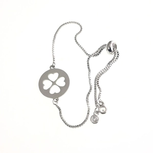 Elegant silver four-leaf clover pendant bracelet with adjustable box chain and zircon