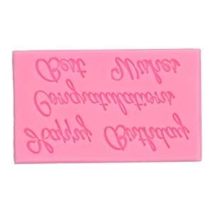 Detailansicht der rosa Silikonform mit eingravierten Happy Birthday Buchstaben