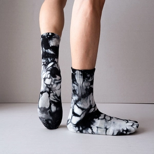 Professional cotton tie-dye athletic crew socks for men and women in black and white pattern