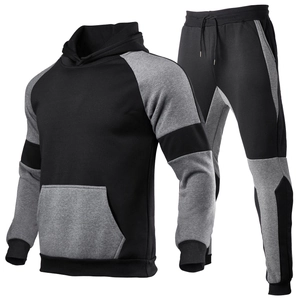 Heren trainingspak bestaande uit een hoodie en joggingbroek in zwart en grijs kleurcontrast