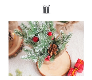 Détail d'un mini sapin de Noël avec base en bois véritable et socle en rondin de bois