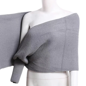 Châle en tricot gris avec manches pour femme, style asymétrique sur un mannequin