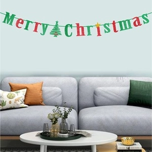 Λαμπερό κόκκινο και πράσινο πανό Merry Christmas στον τοίχο ενός άνετου σαλονιού