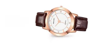 Détail d'une montre de mode avec boîtier en or rose et bracelet marron façon crocodile