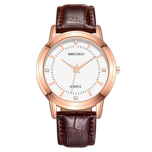 Montre à quartz classique avec boîtier or rose, cadran diamanté blanc et bracelet en cuir