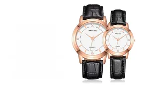 Gros plan de montres pour couple élégantes avec boîtier or rose et bracelet en cuir noir
