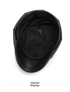 Détail de la doublure de la casquette octogonale en similicuir noir avec cordon réglable