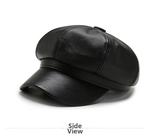 Détail de la casquette gavroche en cuir PU noir avec texture grainée et coutures précises