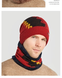 Detail von Strickmütze und Schal-Set mit dickem Plüschfutter und Jacquard-Strickmuster