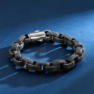 Détail macro du bracelet en acier inoxydable pour homme avec motif texturé et gravure 316L